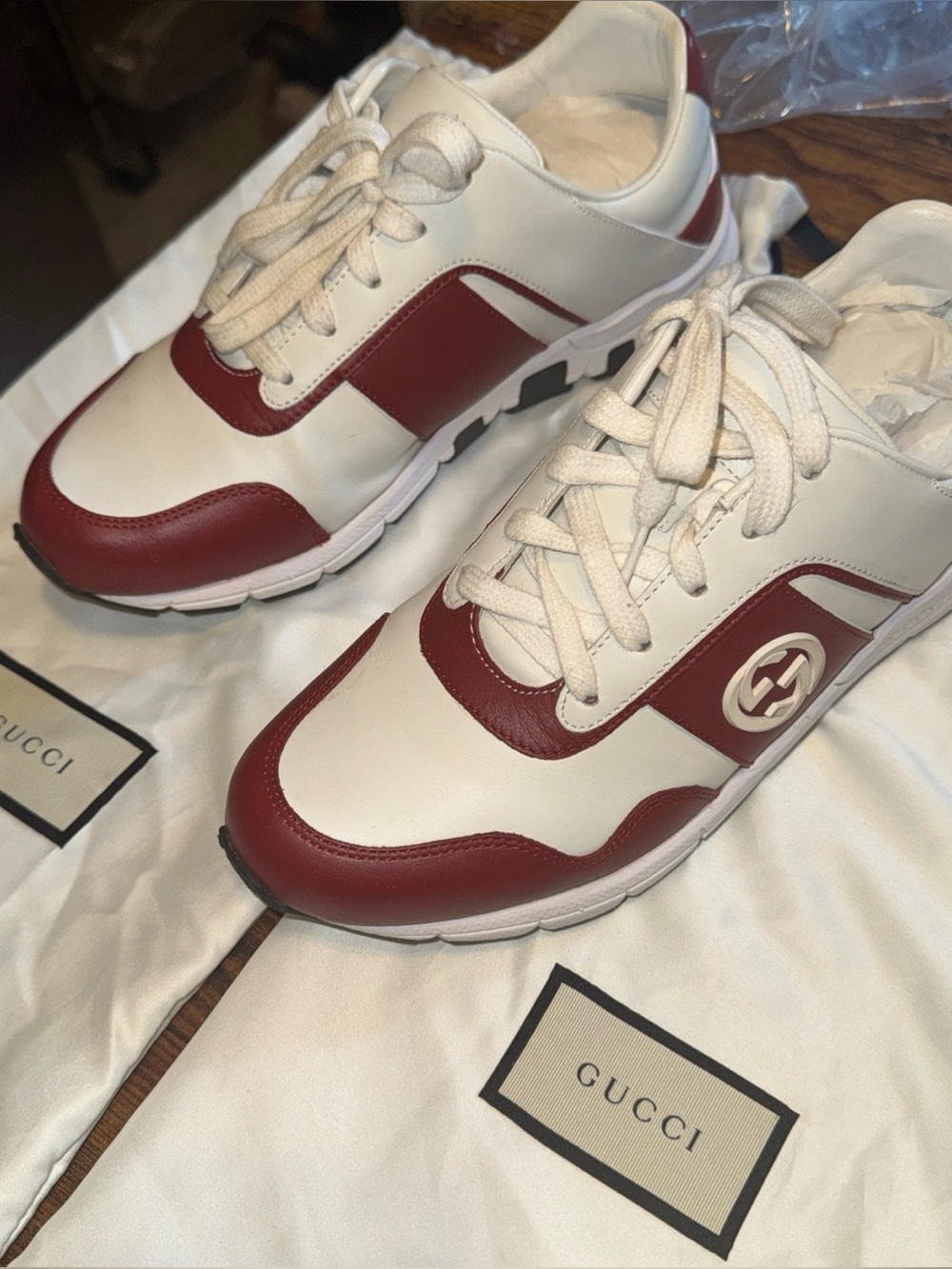 Gucci White and Red Leather Low-Top Runner Sneakers